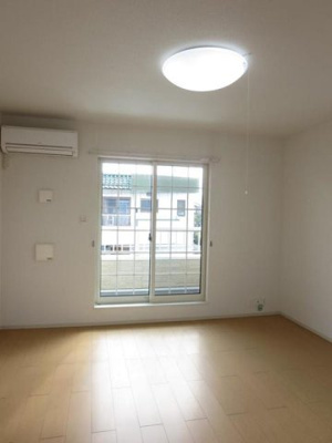 【居間・リビング】 | メゾン・エスポワール | こちらのリビングで趣味の時間をお楽しみください