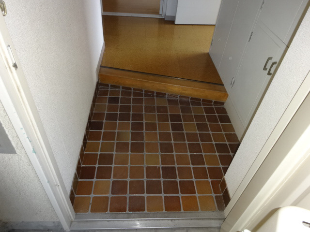 西新在家マンションの玄関