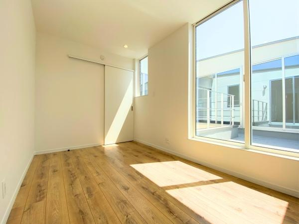 大在浜二丁目　戸建ての洋室|大きな窓からたっぷりと光が差し込む洋室です。明るく開放感のある空間で清潔感のある雰囲気が特徴です。ナチュラルな木目調の床が優しい印象を与えます。シンプルな内装で使い勝手の良さが感じられます。