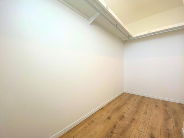 大在浜二丁目　戸建ての収納|広々とした空間で収納がしやすい設計です。天井までしっかりとスペースが確保されています。床材も明るく清潔感があります。衣類や日用品の整理に活躍します。