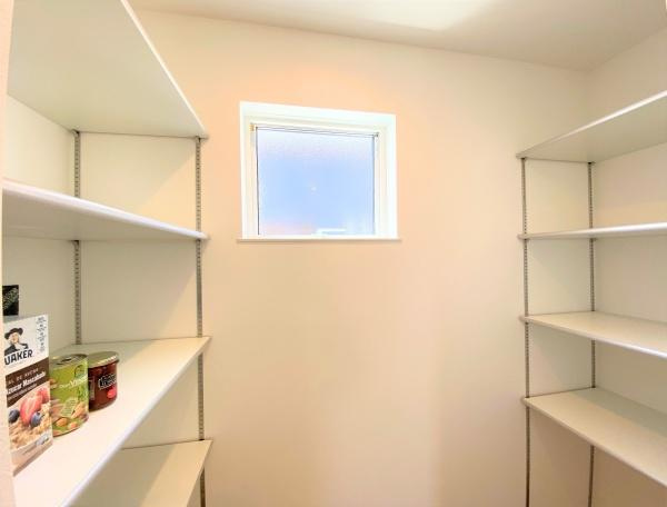 大在浜二丁目　戸建ての収納|明るい窓付きで収納スペースがしっかりと確保されています。棚が豊富で小物や食品の整理もしやすい仕様です。日当たりの良い室内で湿気対策にも配慮されています。使い勝手の良さが感じられる収納空間です。
