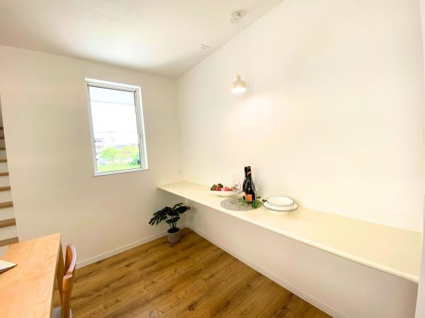 大在浜二丁目　戸建ての内装|白を基調にした室内が明るく清潔感があります。窓から自然光が入り空間を広く感じさせます。カウンターが備え付けられており多目的に使える仕様です。床の木目調も温かい印象を与えます。