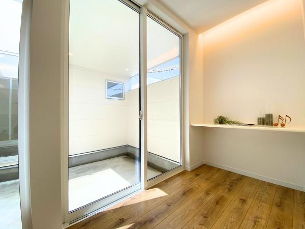 大在浜二丁目　戸建ての内装|大きな窓が明るさを演出し室内に心地よい光を取り入れます。シンプルな内装が空間を広く感じさせます。バルコニーへの出入りもスムーズな設計です。床の木目が温かい雰囲気を作ります。