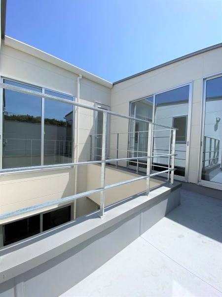 大在浜二丁目　戸建てのバルコニー|バルコニーは日当たりが良く開放感のある空間です。シンプルなデザインでお手入れもしやすい仕様です。ガラス戸が使われており室内との一体感を感じられます。