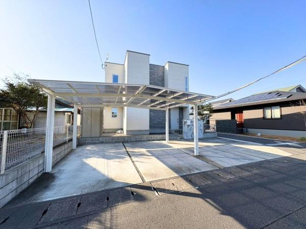 大在浜二丁目　戸建ての駐車場|広々とした駐車スペースがあり車の出し入れも快適に行えます。屋根付きで大切な車を雨や日差しから守ります。コンクリート舗装なのでお手入れもしやすいです。駐車場が玄関に近く利便性が高い点も魅力です。