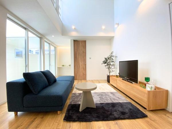 大在浜二丁目　戸建ての居間・リビング|明るい光が差し込むリビングです。天井が高く開放感があります。シンプルで洗練されたインテリアが特徴です。木目調の床や建具が温かみを演出しています。大きな窓から自然光をたっぷり取り入れられます。