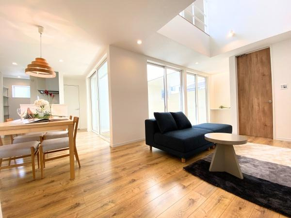 大在浜二丁目　戸建ての居間・リビング|リビングは大きな窓から自然光がたっぷり入り明るく開放感があります。ナチュラルな家具が空間に調和し洗練された印象です。天井が高く広がりを感じる設計になっています。