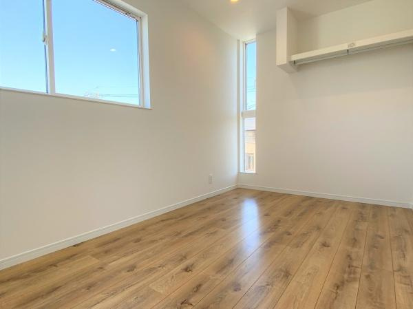 大在浜二丁目　戸建ての洋室|二面採光で室内が明るく開放感を感じられます。ナチュラルなフローリングが空間を上品に演出しています。シンプルな造りでインテリアの配置もしやすい洋室です。