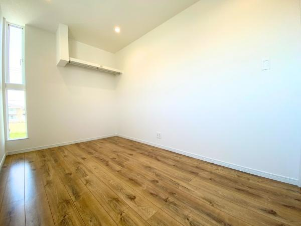 大在浜二丁目　戸建ての洋室|明るい光が差し込む洋室です。ナチュラルなフローリングが室内を落ち着いた雰囲気にしています。シンプルな内装でインテリアも楽しめます。