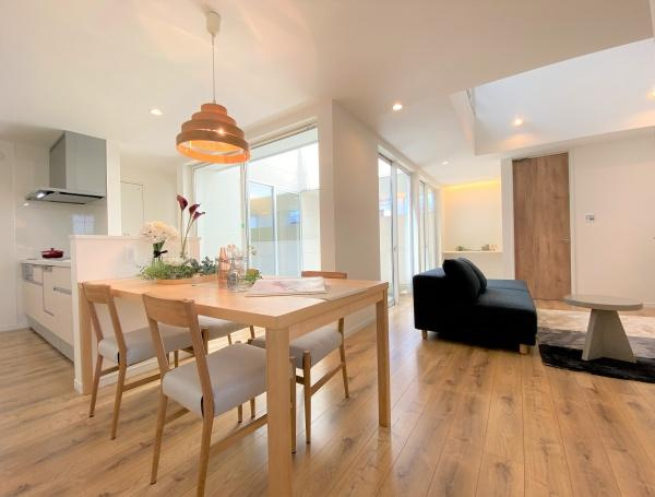 大在浜二丁目　戸建ての居間・リビング|リビング全体に明るさが広がる開放感のある空間です。天井高と大きな窓から自然光がたっぷり差し込みます。木目調のフローリングがやさしい雰囲気を演出しています。