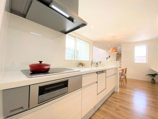 大在浜二丁目　戸建てのキッチン|清潔感のあるキッチン空間です。明るい室内が広がり収納スペースも充実しています。窓から差し込む光が印象的です。フラットなカウンターが使いやすいレイアウトになっています。