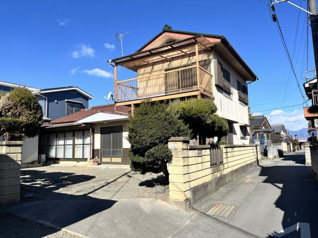 南アルプス市田島　中古住宅の前面道路含む現地写真