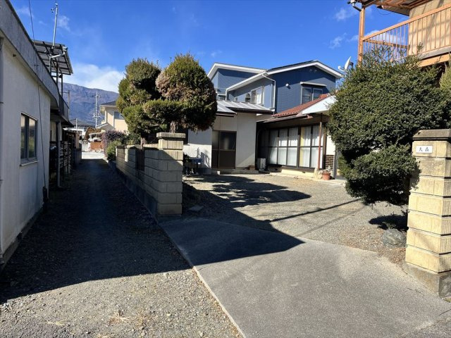南アルプス市田島　中古住宅の前面道路含む現地写真