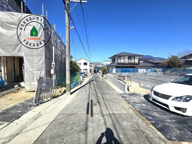 太宰府市梅ヶ丘2丁目第5-1棟(1号棟)の前面道路含む現地写真|前面道路は閑静な住宅地をはしる車通りの少ない道路。お車の出し入れが苦手なママや小さなお子様にも安心ですね。しっかり舗装もされているので、ベビーカーや自転車で通っても快適に通行できます。