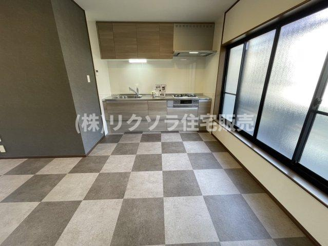 渚栄町　中古一戸建てのキッチン|LDK16.3帖
■物件内覧・資金計画相談・住宅ローン相談、リフォーム相談、お問合せ受付中■
※当日・翌日のご内覧、ご相談はお電話でのお問合せがスムーズです！