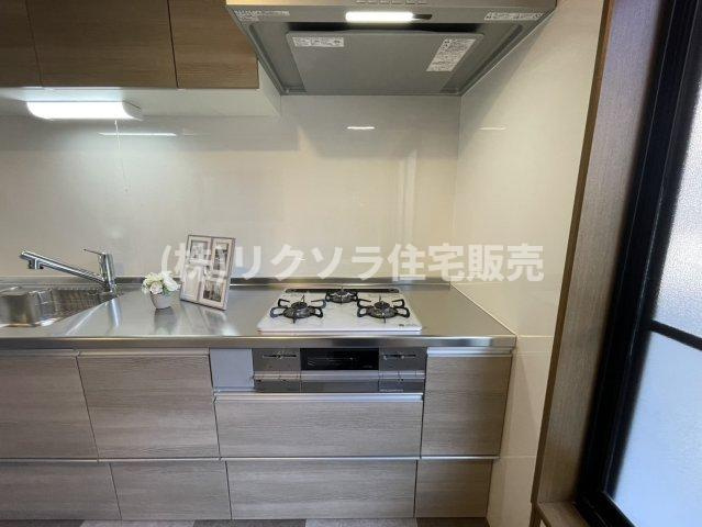 渚栄町　中古一戸建てのキッチン|ビルトイン3口コンロ
■物件内覧・資金計画相談・住宅ローン相談、リフォーム相談、お問合せ受付中■
※当日・翌日のご内覧、ご相談はお電話でのお問合せがスムーズです！