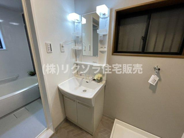 渚栄町　中古一戸建ての独立洗面台|■物件内覧・資金計画相談・住宅ローン相談、リフォーム相談、お問合せ受付中■
※当日・翌日のご内覧、ご相談はお電話でのお問合せがスムーズです！