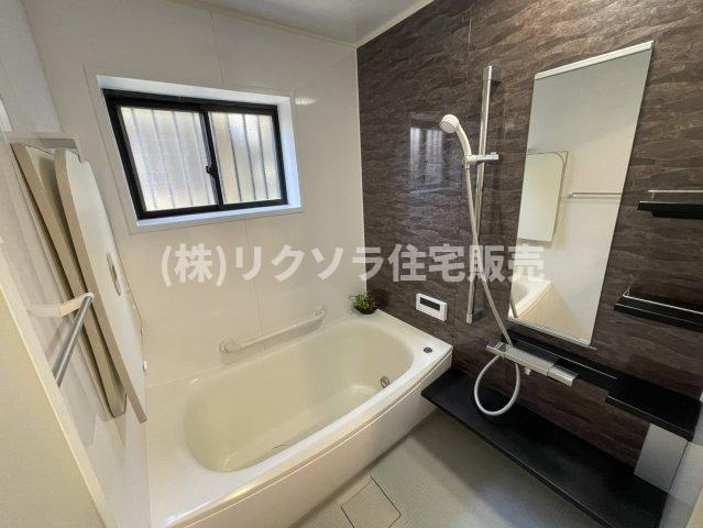 渚栄町　中古一戸建ての浴室|窓付き
■物件内覧・資金計画相談・住宅ローン相談、リフォーム相談、お問合せ受付中■
※当日・翌日のご内覧、ご相談はお電話でのお問合せがスムーズです！