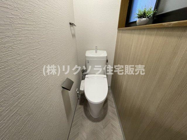 渚栄町　中古一戸建てのトイレ|温水洗浄便座付き
■物件内覧・資金計画相談・住宅ローン相談、リフォーム相談、お問合せ受付中■
※当日・翌日のご内覧、ご相談はお電話でのお問合せがスムーズです！