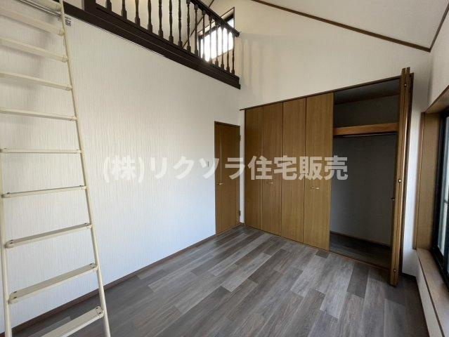 渚栄町　中古一戸建ての子供部屋|洋室5.4帖
■物件内覧・資金計画相談・住宅ローン相談、リフォーム相談、お問合せ受付中■
※当日・翌日のご内覧、ご相談はお電話でのお問合せがスムーズです！