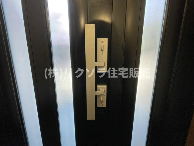 渚栄町　中古一戸建ての防犯設備|ツーシリンダー錠
■物件内覧・資金計画相談・住宅ローン相談、リフォーム相談、お問合せ受付中■
※当日・翌日のご内覧、ご相談はお電話でのお問合せがスムーズです！