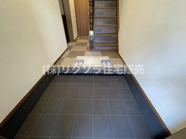 渚栄町　中古一戸建ての内装|玄関内部
■物件内覧・資金計画相談・住宅ローン相談、リフォーム相談、お問合せ受付中■
※当日・翌日のご内覧、ご相談はお電話でのお問合せがスムーズです！