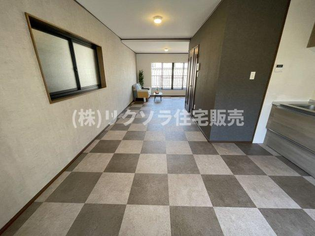 渚栄町　中古一戸建ての居間・リビング|LDK16.3帖
■物件内覧・資金計画相談・住宅ローン相談、リフォーム相談、お問合せ受付中■
※当日・翌日のご内覧、ご相談はお電話でのお問合せがスムーズです！