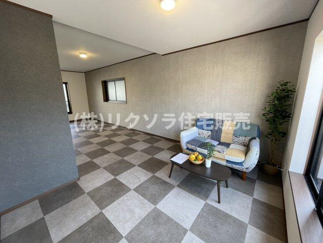 渚栄町　中古一戸建ての居間・リビング|LDK16.3帖
■物件内覧・資金計画相談・住宅ローン相談、リフォーム相談、お問合せ受付中■
※当日・翌日のご内覧、ご相談はお電話でのお問合せがスムーズです！