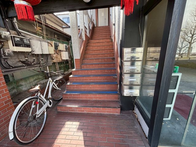 高洲ビルのエントランス|階段上がって2階です。2階は1フロア1戸。