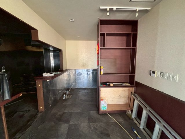 高洲ビルのキッチン|厨房横スペース