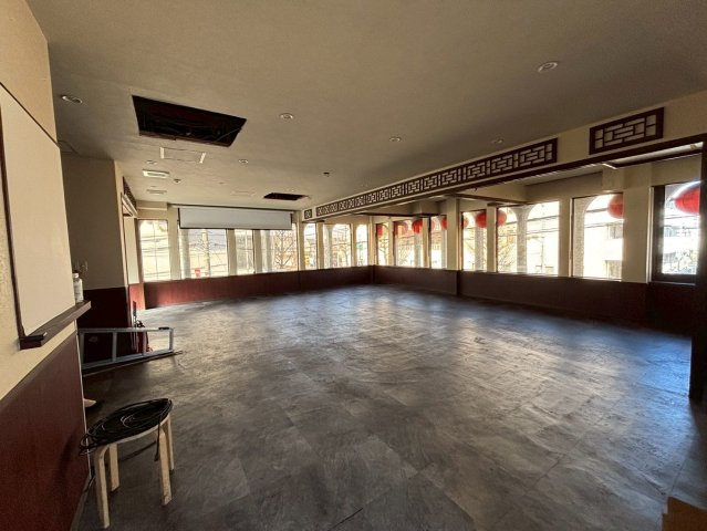 高洲ビルの内装|入り口から見渡した様子