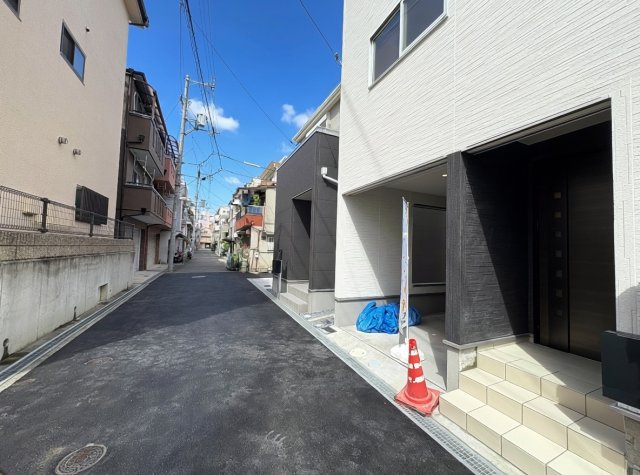 1日(土)2日(日)現地見学可能！寝屋川市萱島南町　ラスト1邸の前面道路含む現地写真|周辺は閑静な住宅街！前面道路広々で車の出し入れも便利です。駐車が苦手な方でも安心して車庫入れできます！
