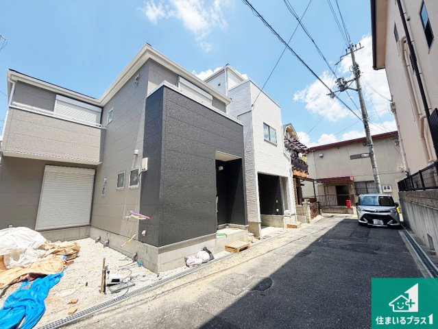 寝屋川市萱島南町　新築一戸建ての前面道路含む現地写真|周辺は落ち着いた街並みの住宅地！子育てがしやすい住環境です！まだ未完成ですが、現地でしかわからない事もございます。是非一度ご覧ください。