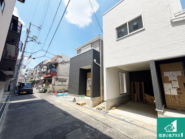 寝屋川市萱島南町　新築一戸建ての前面道路含む現地写真|周辺は落ち着いた街並みの住宅地！子育てがしやすい住環境です！まだ未完成ですが、現地でしかわからない事もございます。是非一度ご覧ください。