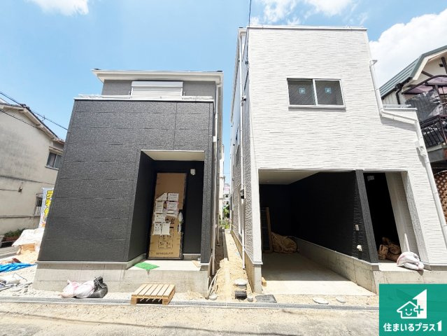 寝屋川市萱島南町　新築一戸建ての外観|周辺は落ち着いた街並みの住宅地！子育てがしやすい住環境です！まだ未完成ですが、現地でしかわからない事もございます。是非一度ご覧ください。