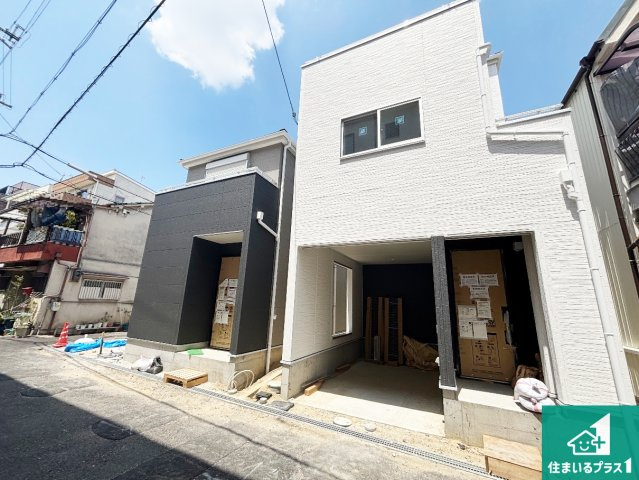 寝屋川市萱島南町　新築一戸建ての外観|周辺は落ち着いた街並みの住宅地！子育てがしやすい住環境です！まだ未完成ですが、現地でしかわからない事もございます。是非一度ご覧ください。