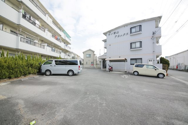 サン青山アネックスの駐車場