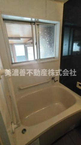 ６６４２３　本巣市宗慶中古戸建ての浴室