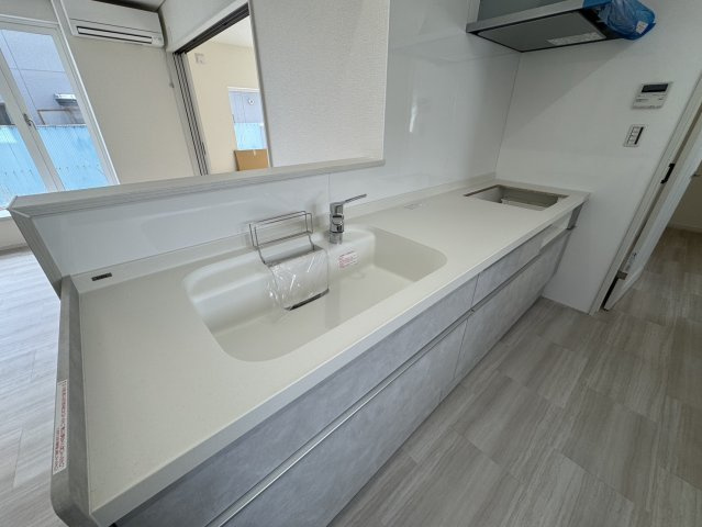 フルリフォームで明るく変身♪家族みんなが笑顔になる5LDKのキッチン|お手入れ楽々でいつも清潔。広々シンクが嬉しい快適キッチン！