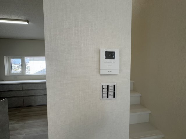 フルリフォームで明るく変身♪家族みんなが笑顔になる5LDKのその他|来客を室内で確認。防犯面も安心なモニター付きインターホン。