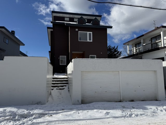 フルリフォームで明るく変身♪家族みんなが笑顔になる5LDKの外観|大切な愛車を雪から守る、シャッター付きガレージ完備！