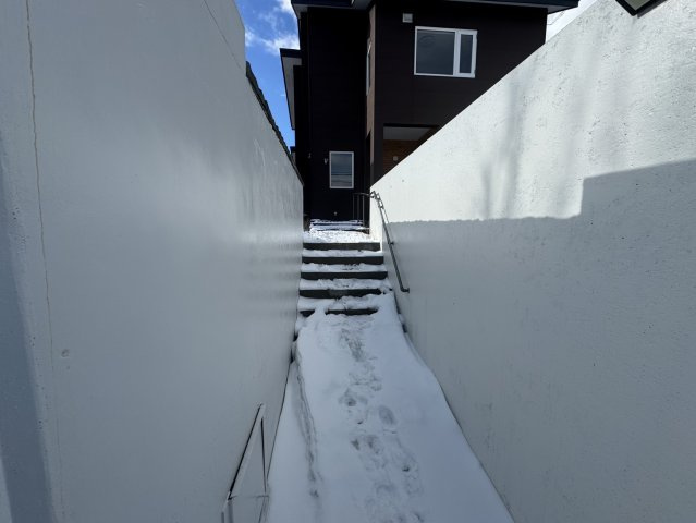 フルリフォームで明るく変身♪家族みんなが笑顔になる5LDKのその他|白壁が導くプライベートな空間。高台に佇むモダンな隠れ家◎