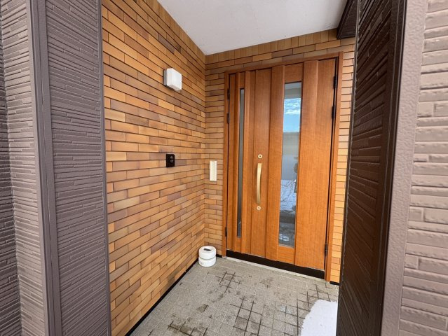 フルリフォームで明るく変身♪家族みんなが笑顔になる5LDKの玄関|温かな木目調のドアがお出迎え。帰るのが楽しみになる優しい玄関☆