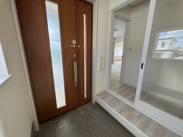 フルリフォームで明るく変身♪家族みんなが笑顔になる5LDKの玄関|明るい光が差し込む玄関ホール。家族の笑顔を優しく迎えます♪