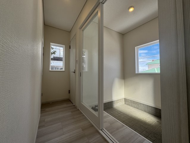 フルリフォームで明るく変身♪家族みんなが笑顔になる5LDKの玄関|心地よい光が差し込む玄関ホール。家族を優しく迎える空間◎