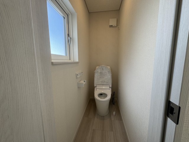 フルリフォームで明るく変身♪家族みんなが笑顔になる5LDKのトイレ|明るくクリーンな印象のトイレ。ゆとりある空間でリラックス♪