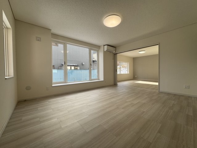 フルリフォームで明るく変身♪家族みんなが笑顔になる5LDKの居間・リビング|大きな窓から光あふれるリビング。家族でゆったり寛げる空間★