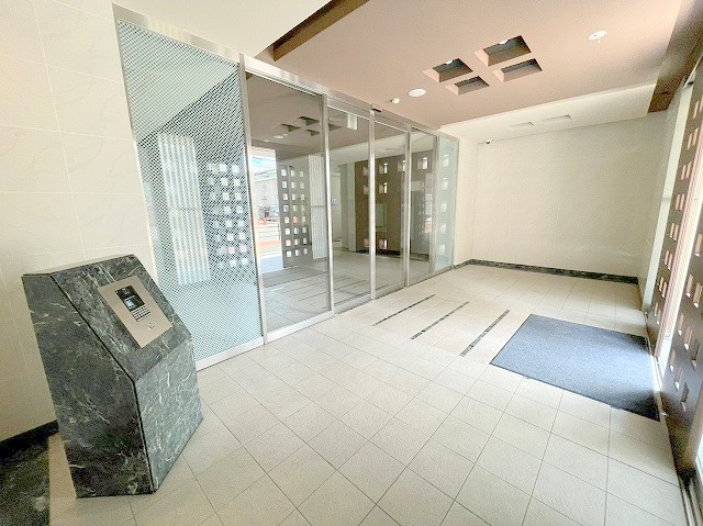 ラクラス新大阪のエントランス