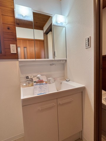 所沢市緑町中古戸建の独立洗面台|気持ちの良い朝はキレイな洗面所から♪鏡裏の独立洗面台は収納力豊富でモノが出がちな洗面所もスッキリ片付きます。
