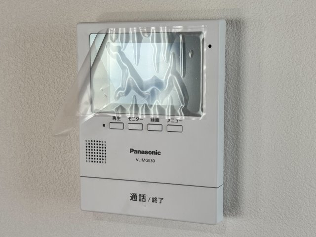 所沢市緑町中古戸建の防犯設備|「見える安心」をカタチにしました。誰が来てもわかる様にモニター付きインターホンを設置。家事導線を考慮した個所に設置し、防犯性と利便性に優れ快適と安らぎを合わせた優しい設計。
